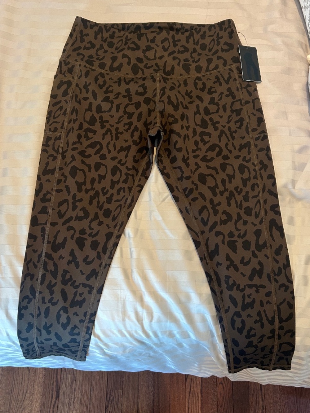Leg End leopard capri leggings xl